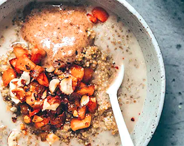 Porridge de quinoa, avellanas y manzanas caramelizadas