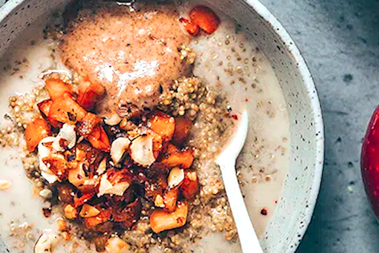 Porridge de quinoa, avellanas y manzanas caramelizadas