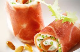 Rollitos de jamón con queso fresco y piñones