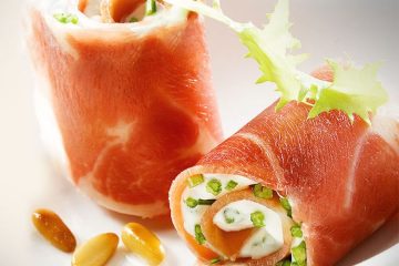 Rollitos de jamón con queso fresco y piñones