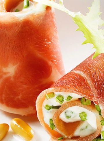 Rollitos de jamón con queso fresco y piñones