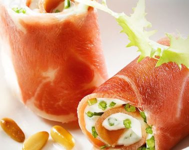 Rollitos de jamón con queso fresco y piñones