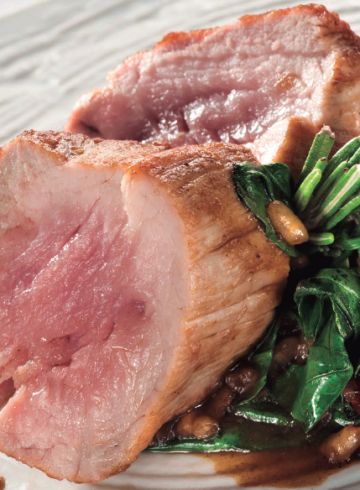 Solomillo de cerdo con crema fina de orejones y espinacas