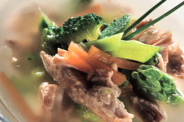Sopa de verduras con costillas