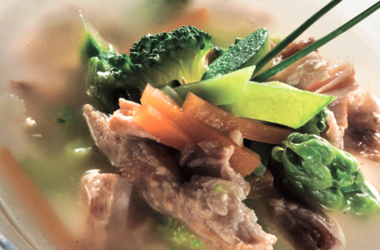 Sopa de verduras con costillas