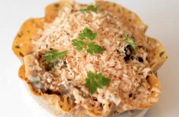 Tartaleta de setas salteadas con foie gras mi-cuit en virutas