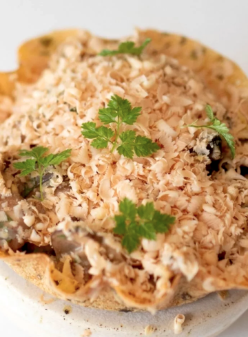 Tartaleta de setas salteadas con foie gras mi-cuit en virutas