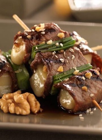 Yakitori de buey y provolone con nueces