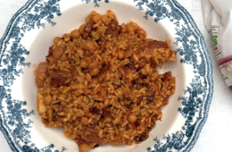 Arroz con garbanzos y carne que sobraron de un cocido