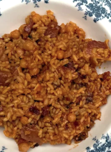Arroz con garbanzos y carne que sobraron de un cocido