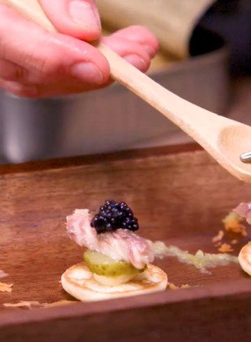 Blinis con caballa y sucedáneo de caviar