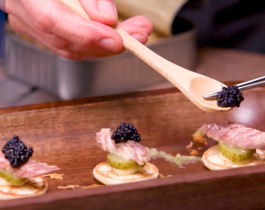Blinis con caballa y sucedáneo de caviar