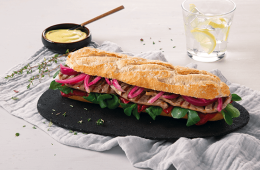 Bocadillo de carne de cordero sobrante con cebolla y piquillos caramelizados