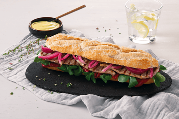 Bocadillo de carne de cordero sobrante con cebolla y piquillos caramelizados