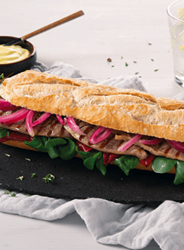 Bocadillo de carne de cordero sobrante con cebolla y piquillos caramelizados