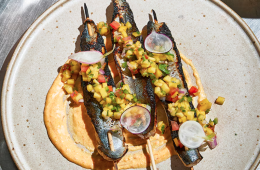 Brochetas de arenque a la brasa con pico de gallo de mango