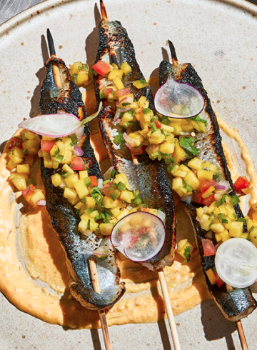 Brochetas de arenque a la brasa con pico de gallo de mango