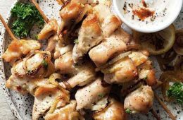 Brochetas de pollo con crema de alcachofas sobrantes