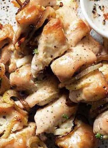 Brochetas de pollo con crema de alcachofas sobrantes