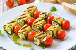 Brochetas de queso, tomate y calabacín que empiece a madurar