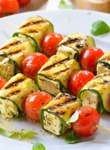 Brochetas de queso, tomate y calabacín que empiece a madurar