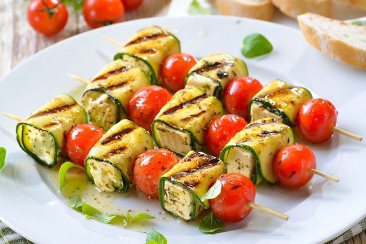 Brochetas de queso, tomate y calabacín que empiece a madurar