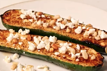 Calabacines asados con queso feta, miel y piñones