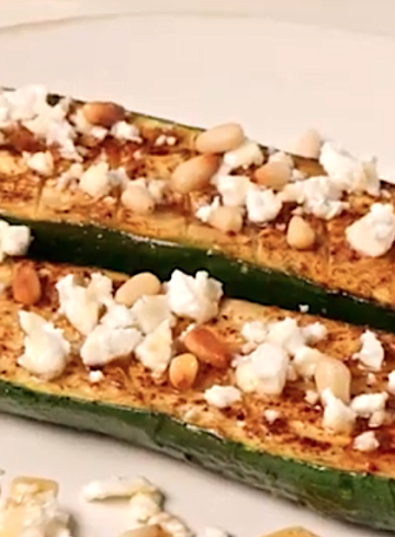Calabacines asados con queso feta, miel y piñones