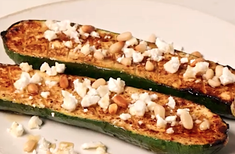 Calabacines asados con queso feta, miel y piñones