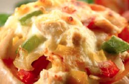 Calabazas rellenas de pollo y verduras, gratinadas con queso