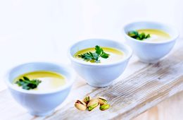 Crema de puerro con pistachos