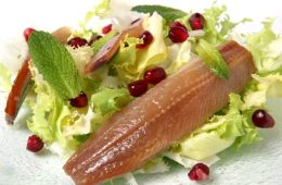 Ensalada de sardinas ahumadas con escarola y granada