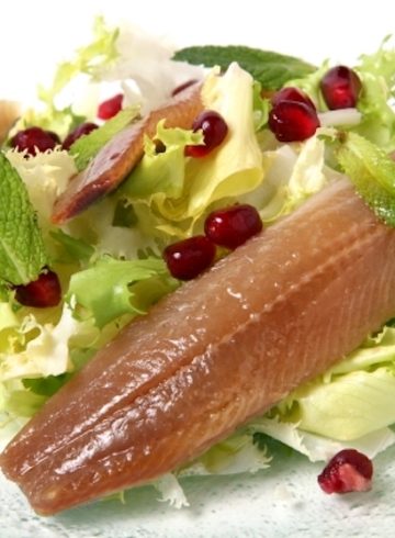 Ensalada de sardinas ahumadas con escarola y granada