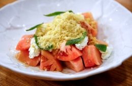 Ensalada de tomate y rúcula con teja crujiente de parmesano
