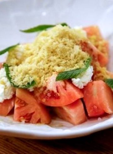 Ensalada de tomate y rúcula con teja crujiente de parmesano