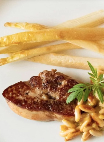 Foie gras a la plancha con espárragos blancos salteados y vinagreta de piñones