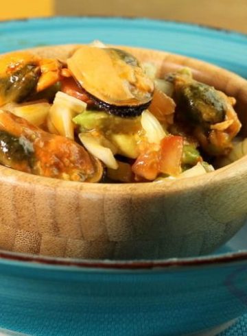 Guacamole con aguacate ya maduro y mejillones en escabeche
