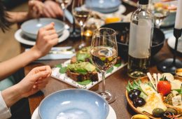 La hora de salir a cenar fuera a diario se adelanta una hora en los últimos diez años