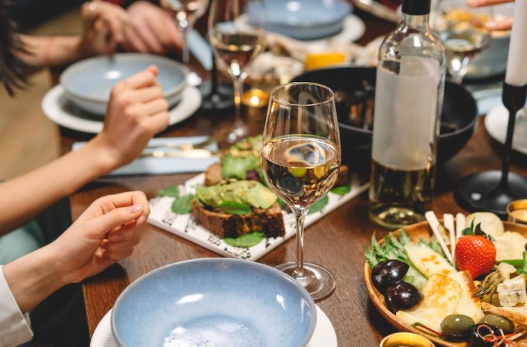 La hora de salir a cenar fuera a diario se adelanta una hora en los últimos diez años