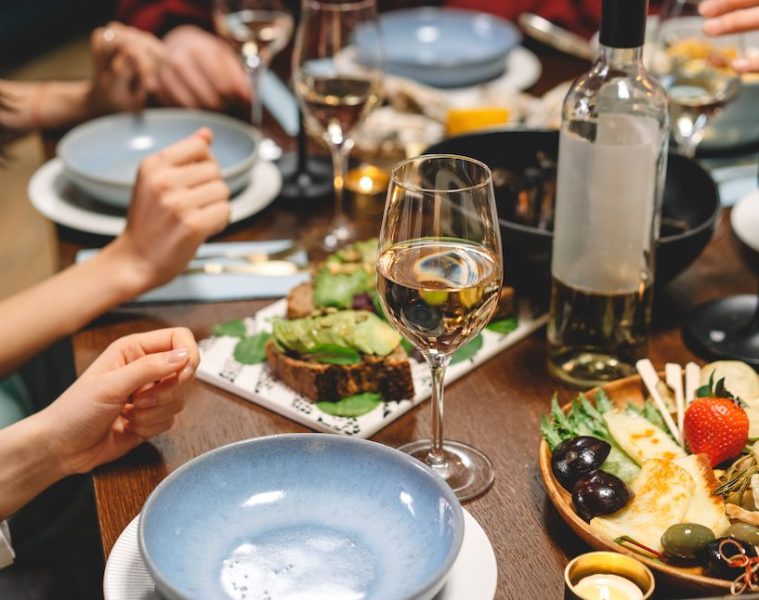 La hora de salir a cenar fuera a diario se adelanta una hora en los últimos diez años
