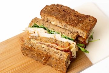 Medios sándwiches de pollo, bacon caramelizado y queso