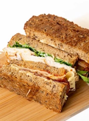 Medios sándwiches de pollo, bacon caramelizado y queso