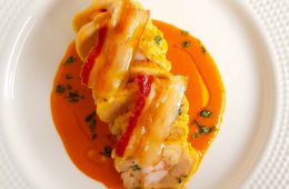 Muslitos de pollo rellenos de langostinos y guanciale crujiente
