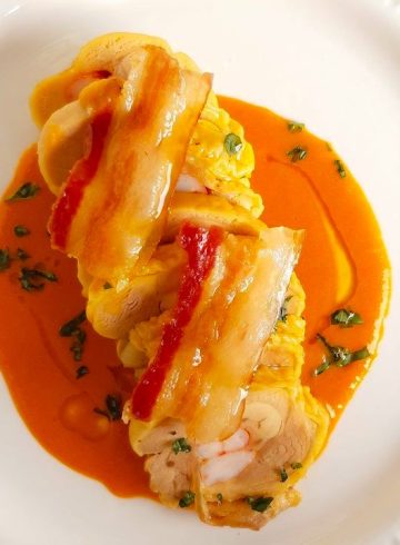 Muslitos de pollo rellenos de langostinos y guanciale crujiente