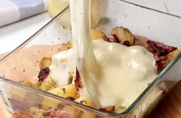 Patatas asadas a los tres quesos con bacon crujiente