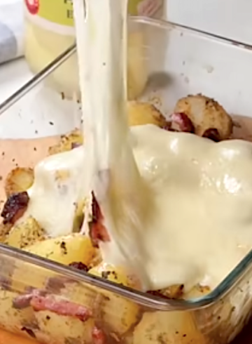 Patatas asadas a los tres quesos con bacon crujiente