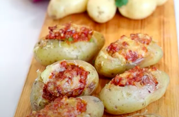 Patatas asadas rellenas con boloñesa de lentejas sobrantes