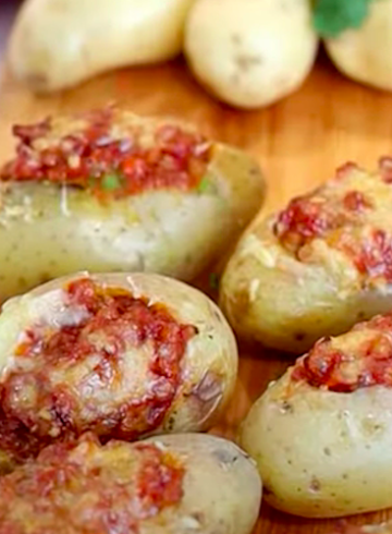 Patatas asadas rellenas con boloñesa de lentejas sobrantes