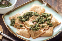 Raviolis caseros al pesto con queso y nueces