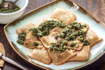 Raviolis caseros al pesto con queso y nueces
